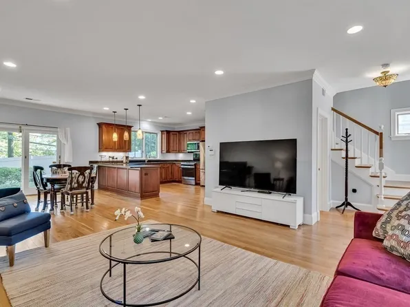 2 Cragmore Rd #2B, Newton Upper Falls, MA 02464