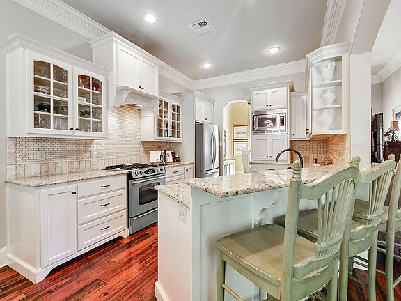 5th image of 207 Petrus Dr