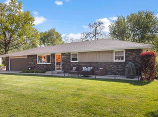 9825 Debbie Ln, Machesney Park, IL 61115