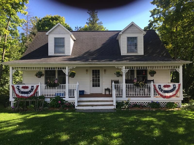1st image of 7447 Park Dr