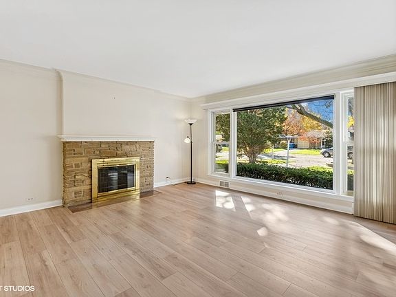 3rd image of 5837 N Lacey Ave