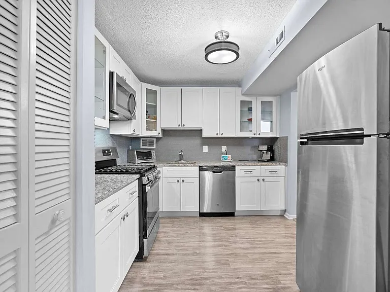 118 Monroe St — Photo 13