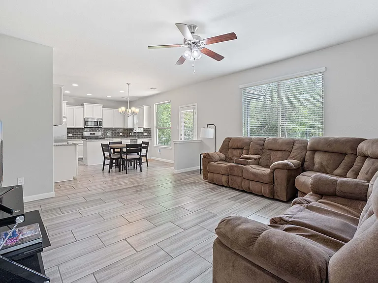 307 Parkside Dr — Photo 3