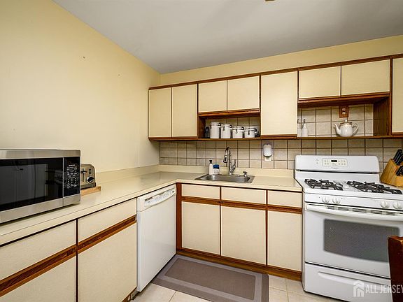 2nd image of 136 Woodmere Dr