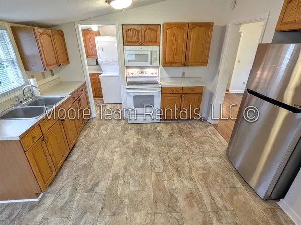 818 3rd Ave W, Hendersonville, NC 28739