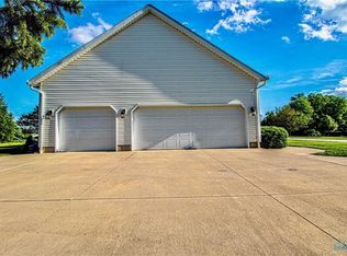 119 E Back Bay Rd, Bowling Green, OH 43402