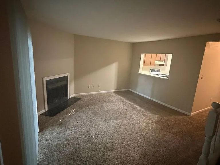 1215 Oakplace Dr — Photo 2