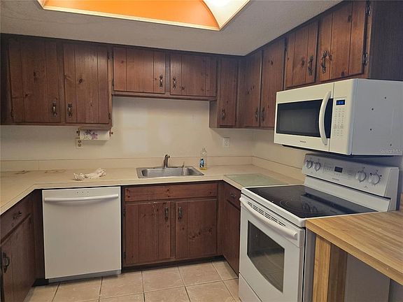 5th image of 512 Fairways Cir #A