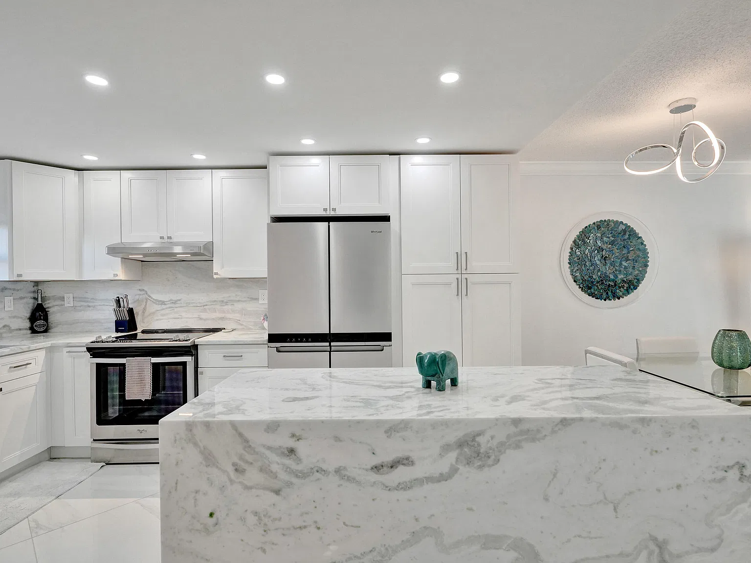 2 bed, 2.0 bath, 947 sqft, $5,800 — Photo 3