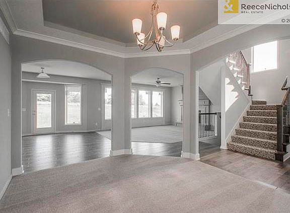 Dining room with arched doorways