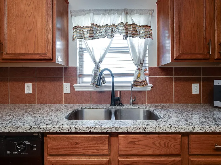 18231 Afton Hollow Ln — Photo 10