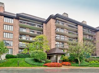 3801 Mission Hills Rd #E-102, Northbrook, IL 60062