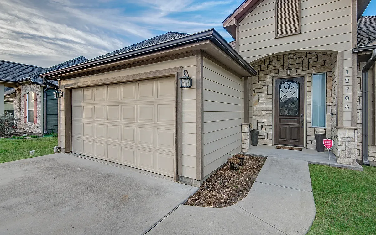 Entry - 12706 Pine Woods St