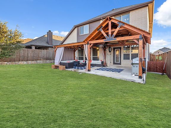 3rd image of 909 Summer Ln