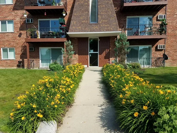 10S511 Echo Ln APT 8, Willowbrook, IL 60527