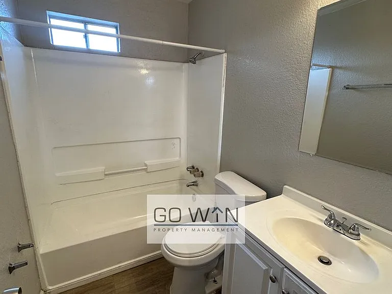 1212 W Mountain View Rd — Photo 2
