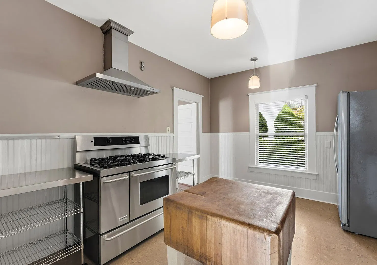 Craftsman Calling 4 Bed 2 Bath beauty in Overlook! — Photo 4