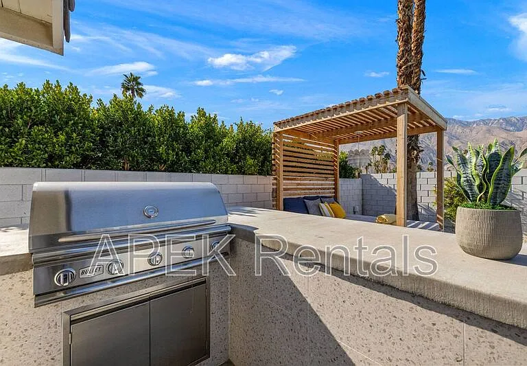 945 N Buttonwillow Cir — Photo 9