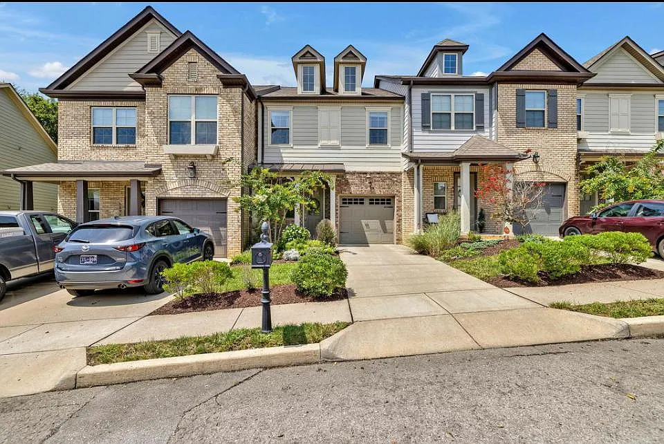 1596 Hampshire Pl — Photo 3
