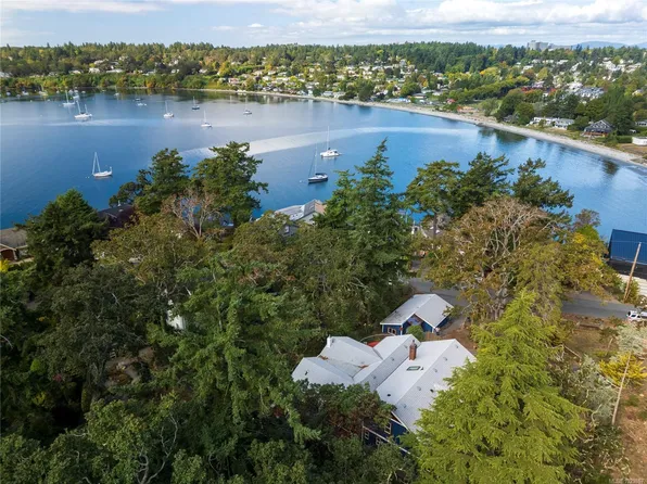 2710 Sea View Rd, Saanich, BC V8N 1K8