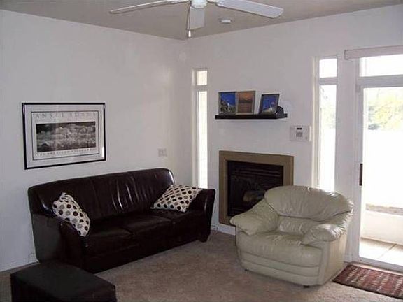 Living Room/Gas fireplace