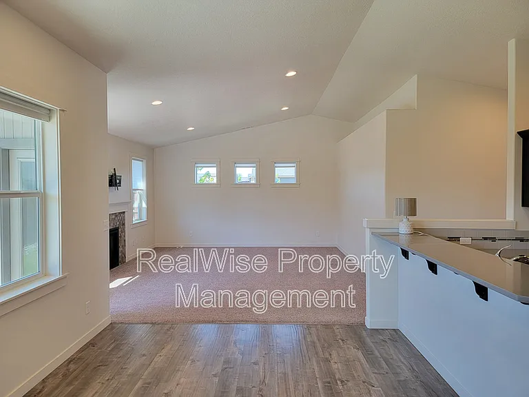 2482 NW Glen Oak Ave — Photo 3