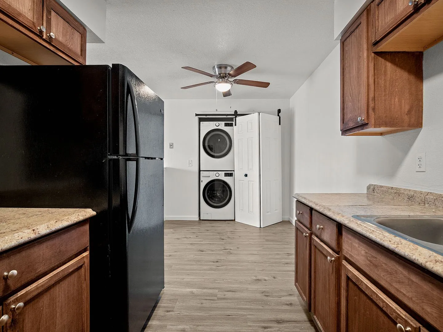 Spacious and Bright 2-Bedroom, Pet Friendly Apartment- Prime Location! — Photo 3