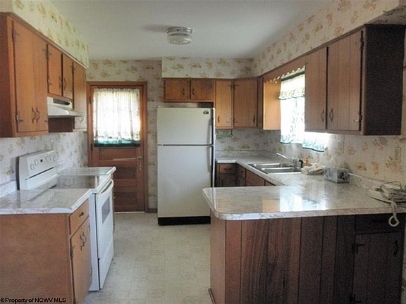 4th image of 32 Blossom Dr