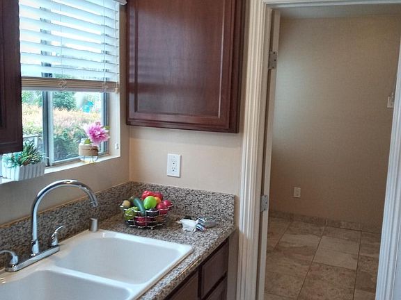 3rd image of 425 S Lincoln Pl