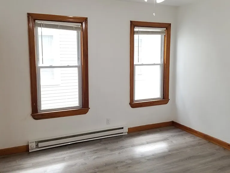 127 Burnside Ave 2ndFlr 2B/1B FreshPaint Spacious NewerFloors PetsOK — Photo 6