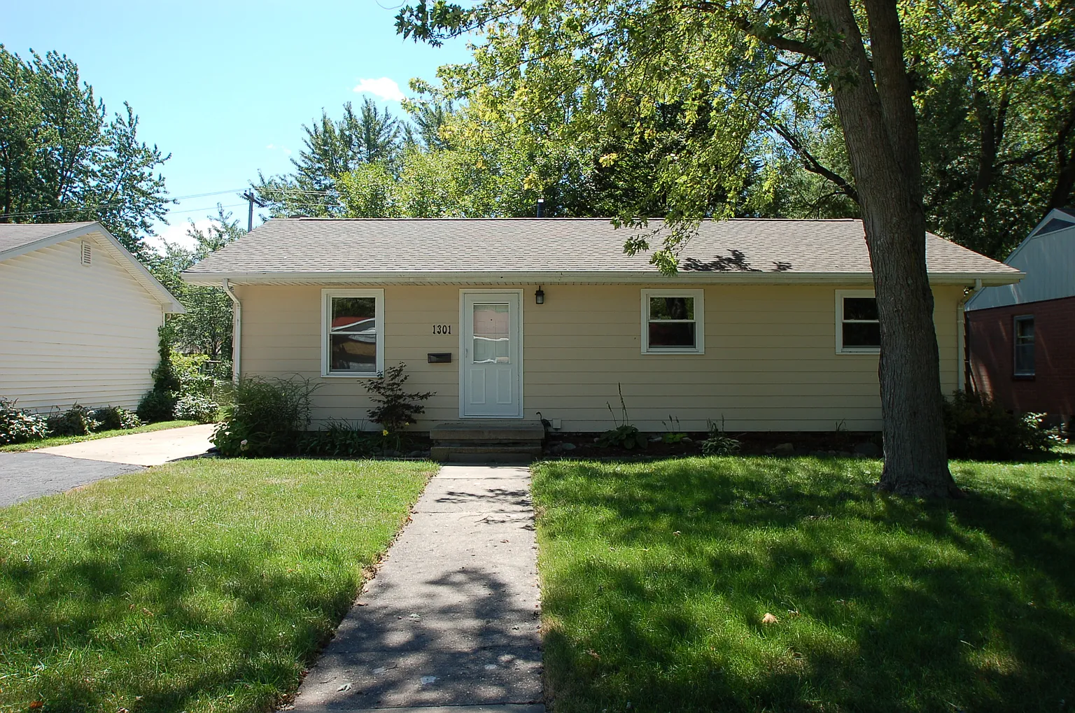 1301 E Fairlawn Dr photo 1