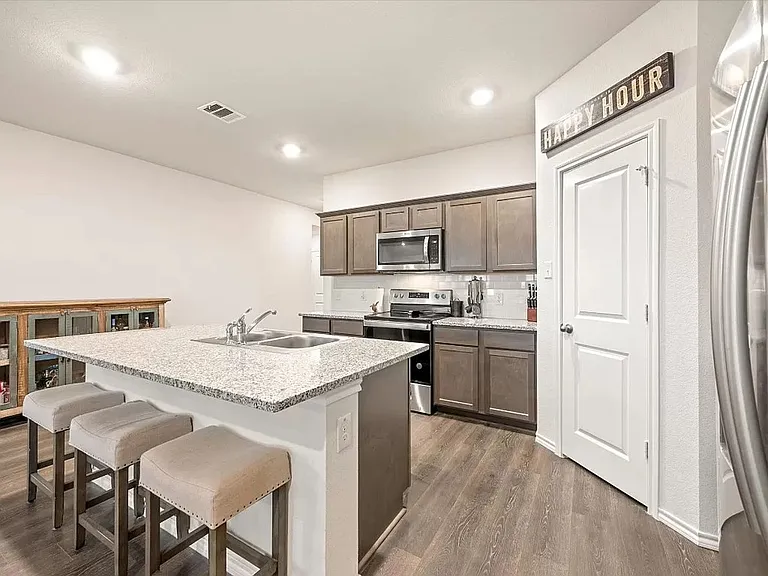 805 Fueller Dr — Photo 3