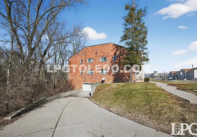 3348 Arlington Ave #8 — Photo 1