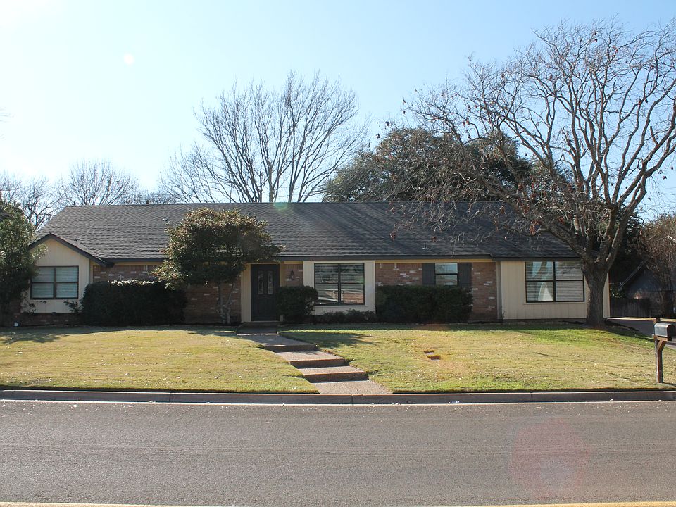 1st image of 802 Woodland West Dr