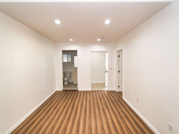 5th image of 14409 Califa St #1/4
