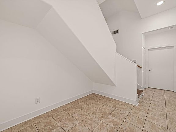 5th image of 724 Ruthven St