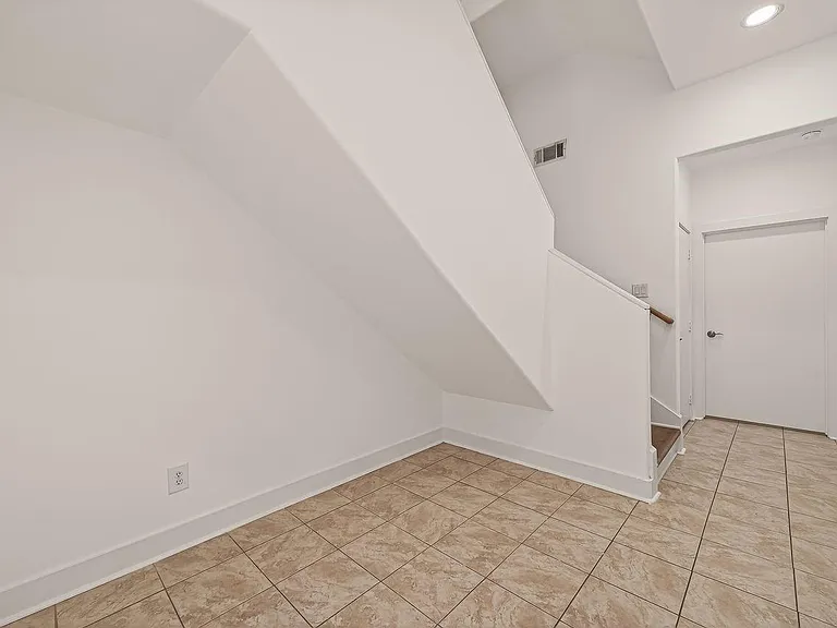 724 Ruthven St — Photo 5