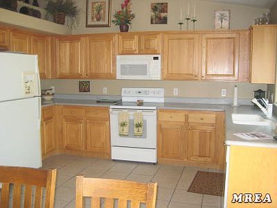 Large spacious kitchen-loads of cabinets