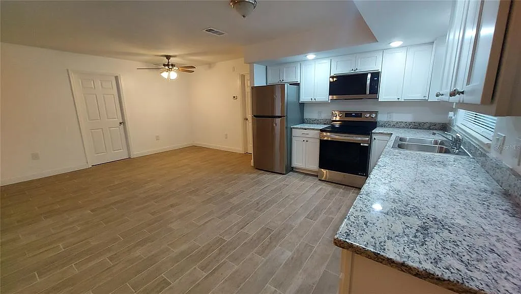 3 bed, 2.0 bath, 1606 sqft, $1,875 — Photo 3