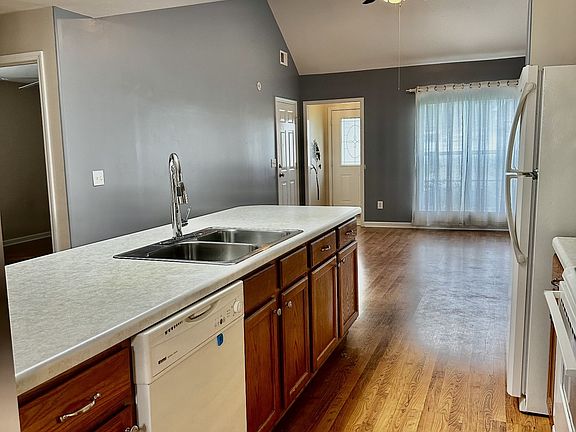 3rd image of 539 Albion Cir