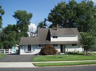 122 Wildflower Rd, Levittown, PA 19057