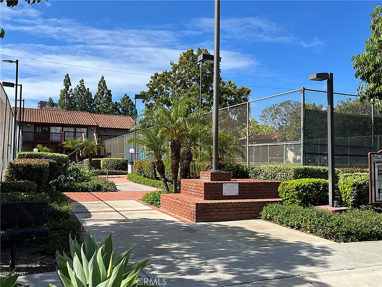 1010 W Macarthur Blvd — Photo 3