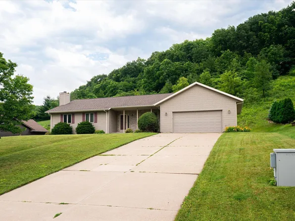 240 Red Apple Dr, La Crescent, MN 55947
