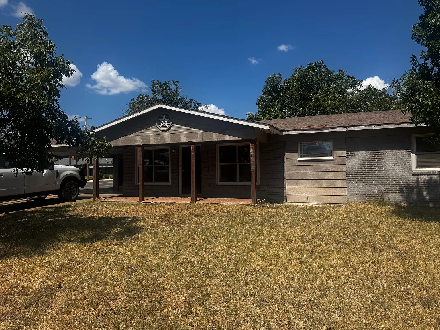 4 bed, $1,700 — Photo 1