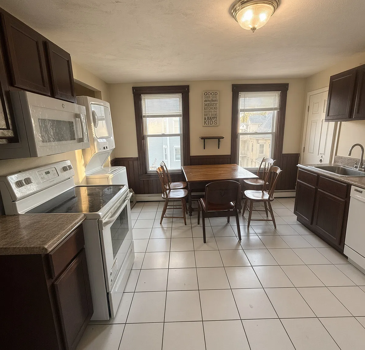 4 bed, 1225 sqft, $3,200 — Photo 4