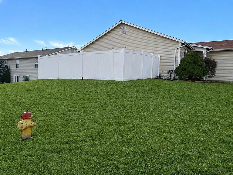 1461 Surrey Ln — Photo 2