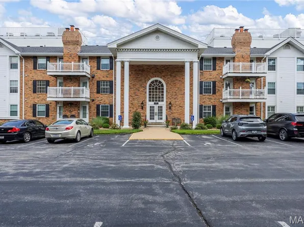 312 Clayton Crossing Dr APT 304, Ballwin, MO 63011