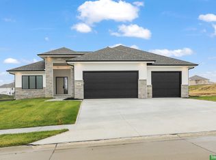 10023 Prospect St, Papillion, NE 68046