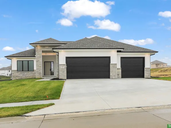 10023 Prospect St, Papillion, NE 68046