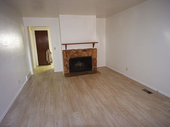 Living room, 12'x17'